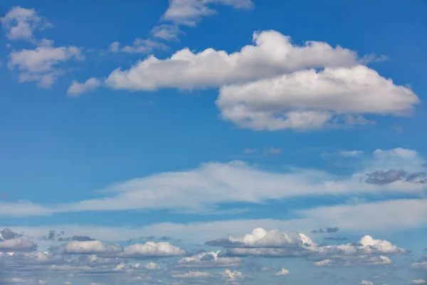 Güneşli Bir Günde Mavi Gökyüzüne Karşı Zarif Beyaz Küçük Bulutlar — Stok fotoğraf