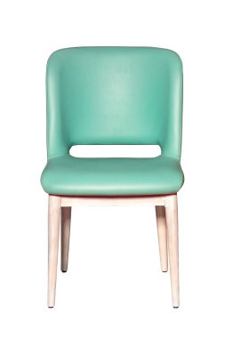 Açık tahta bacaklı, deri koltuklu ve açık yeşil kapaklı yemek sandalyesi. Resim beyaz bir arkaplanda izole edilmiştir.