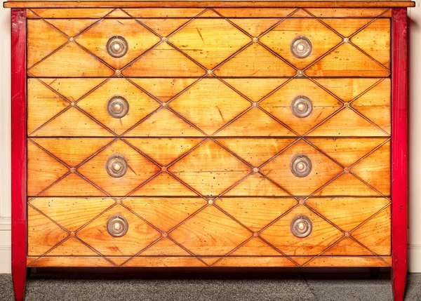 Vintage Ladekast Fel Oranje Met Symmetrische Patronen Messing Handgrepen — Stockfoto