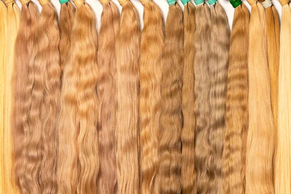 Doğal Dalgalı Işık Tonlarında Farklı Tonlarda Insan Saçı Güzellik Sektöründe — Stok fotoğraf