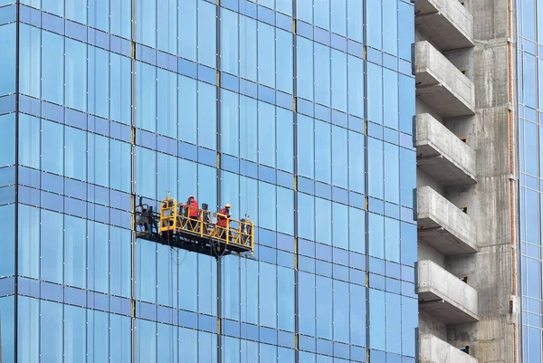 Glasning Ett Arbetslag Fasaden Skyskrapa Ett Modernt Bostadshus Med Hjälp — Stockfoto