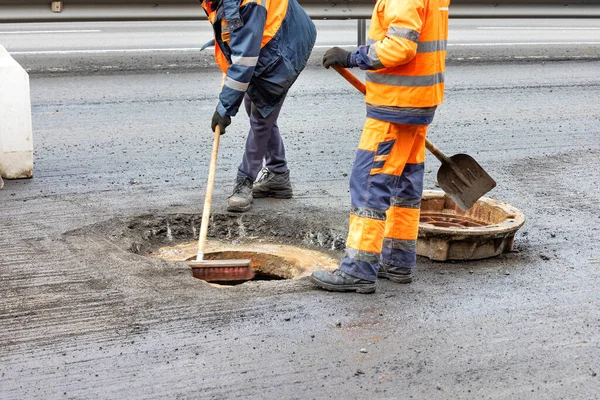 Equipo Trabajadores Carretera Con Mono Naranja Azul Con Una Pala — Foto de Stock