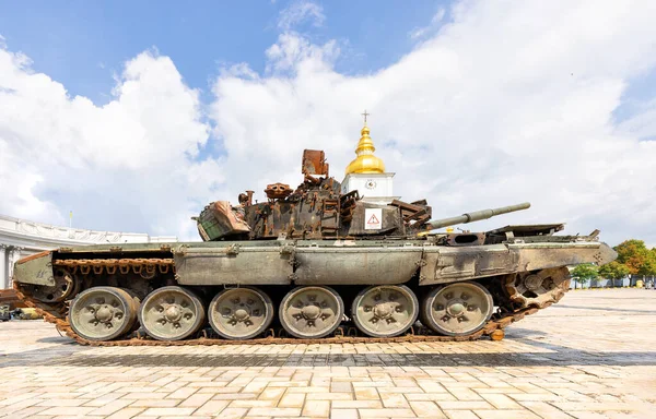 Ένα Σκουριασμένο Ρωσικό Τανκ Μια Έκθεση Κατεστραμμένου Ρωσικού Στρατιωτικού Εξοπλισμού — Φωτογραφία Αρχείου