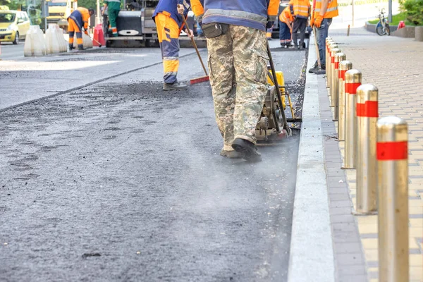 Trabalhadores Colocam Uma Camada Asfalto Longo Uma Calçada Pavimentada Para — Fotografia de Stock