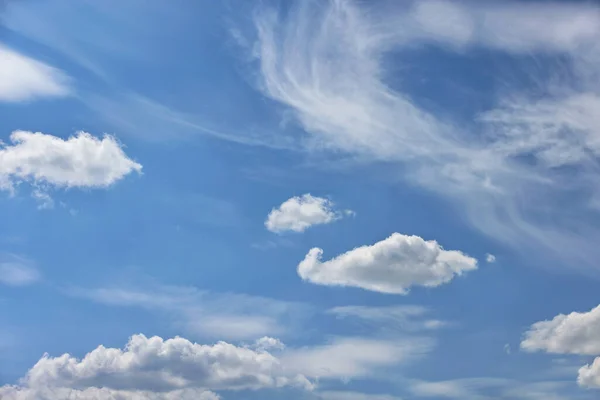 白い雲と青い空の背景 青い空に浮かぶ — ストック写真