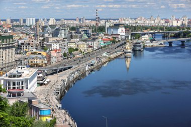 Şehirler, Kyiv 'deki Dnipro' nun sağ kıyısındaki toprak setine, nehir istasyonunun bulunduğu yere ve Podil 'e tepeden bakan ve güneşli bir yaz gününde nehrin üzerinde köprülere sahip olan şehirlerdir. Kuş bakışı. 06.04.2023. Kyiv. Ukrayna.