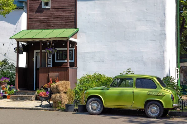 Небольшая Зеленая Винтажная Машина Стоит Перед Входом Сельский Дом Белой — стоковое фото