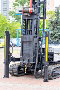 İnşaat alanındaki çeşitli yükleri kaldırmak için tırtıl platformunda vinç bulunan hidrolik patlama kaldırma mekanizması..