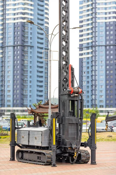 Építőipari Hidraulikus Mechanizmus Rakományok Emelésére Egy Hernyópadlón Lévő Csörlővel Sokemeletes — Stock Fotó