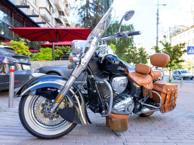 Güzel, modern, krom renkli, krom renkli bir motosiklet. Bir yaz günü şehrin otoparkında deri kahverengi koltuklu. 07.12.2023. Kyiv. Ukrayna.