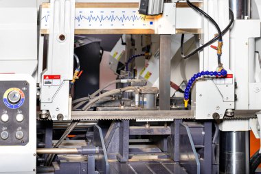 İş parçalarını kıskaçlamak ve yarı otomatik çalışma ayarları için güçlü bir çerçeve ile testere.