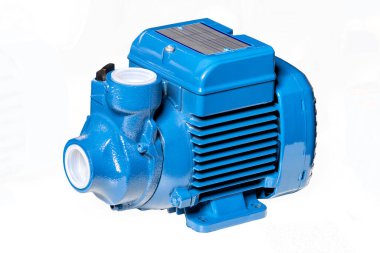 Girdap küçük ölçekli su pompası ve elektrikli motor. Beyaz arkaplanda izole.