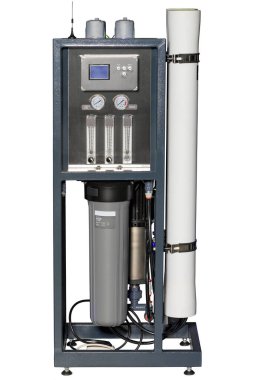 Su şişeleme, buhar kazanları, bahçe merkezleri, restoranlar ve diğer pek çok işletme için su arıtma sistemini tersine çevirin. Beyaz arkaplanda izole.