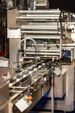 Gıda kumaşı, dikey resim üzerinde otomatik paketleme taşıyıcı hattı.