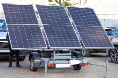 Otoparktaki taşınabilir güç ekipmanı teknolojisinde büyük güneş panelleri dizisi..