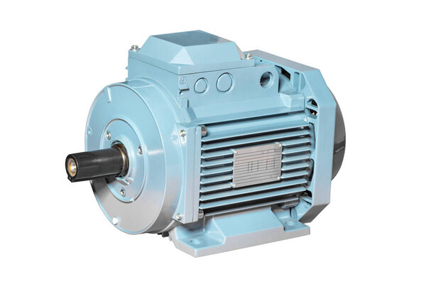 Мощный стационарный асинхронный электродвигатель серого цвета. Изолированный на белом фоне.