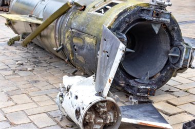 Rusya 'nın Ukrayna' yı işgali sırasında Kyiv üzerinde havaya uçan Rus askeri füzesinin bir parçası..