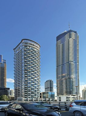 Güneşli bir günde, Dubai 'de bir otoyolun yakınındaki çeşitli binaların mimarisi..