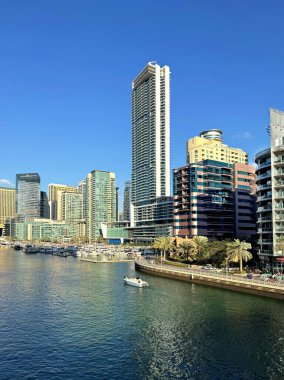 Dubai, BAE, 2024.02.10. Dubai Marina Körfezi. Yat kulübü marinası manzaralı şehir manzarası..