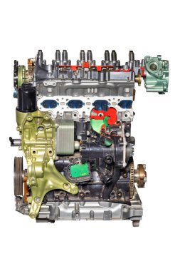 Otomotiv endüstrisindeki kompleks içten yanmalı motor mühendisliği ve mekaniği beyaz arka planda izole edilmiş..