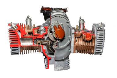 Modern bir arabanın içten yanmalı motoru kürsüde. Bazı elementlerin yapısı ve kısmi bölümü. Beyaz arka planda izole edilmiş. Otomobil motoru. Otomotiv parçaları.