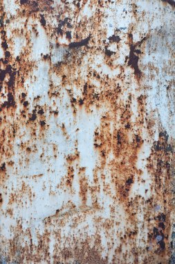 Paslı bir metal yüzeyin yakından görüntüsü, doğal aşınma desenleri, dokulu bir yıpranma etkisi, çürüme konsepti gösteriyor.