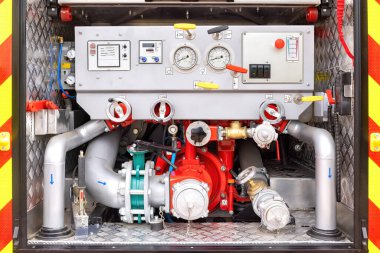 Hidrolik itfaiye aracı kontrol panelinin yakın görüntüsü, acil durum aracındaki kol ve göstergeler, operasyon konseptini vurguluyor