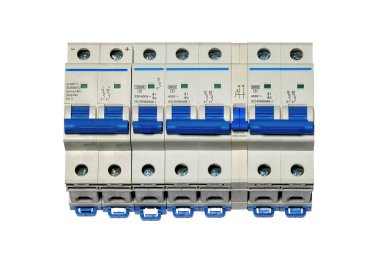 Bu gelişmiş devre kesiciler parlak bir tasarım ve yüksek işlevsellik sergileyerek elektrik güvenliğini sağlıyor. Çeşitli ortamlar için mükemmel, güvenilirlik ve huzur vaat ediyorlar. Beyaz arkaplanda izole.