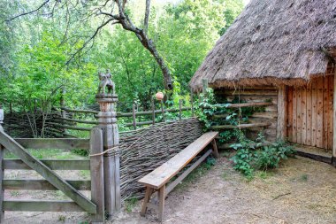 Huzurlu bir kırsal alan, canlı yeşilliklerle çevrili sazdan çatısı olan antika bir kulübe içerir. Kırsal ahşap bir bank yakınlarda dinleniyor, doğanın kucağında dinlenmeye davet ediyor..
