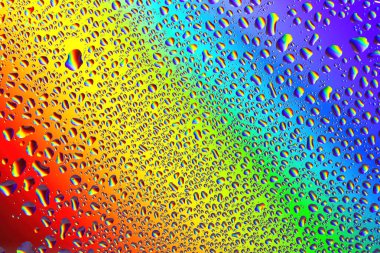 Cam yüzey, ışığı yakalayıp kıran küçük damlacıklarla parlayarak çarpıcı bir gökkuşağı rengi görüntüsü oluşturur. Bu şaheser doğanın güzelliğini kutlamak için sabahın erken saatlerinde gözler önüne seriliyor..