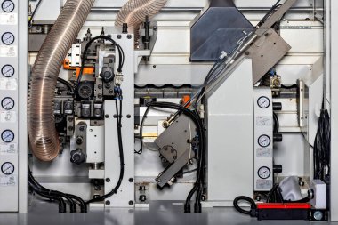 Modern ekipmanlar, yüksek teknolojili marangoz üretim ortamında hassasiyet mühendisliği göstererek düzenli olarak çalışır. Karmaşık bileşenler optimum verimlilik ve verimliliği elde etmek için birlikte çalışırlar.