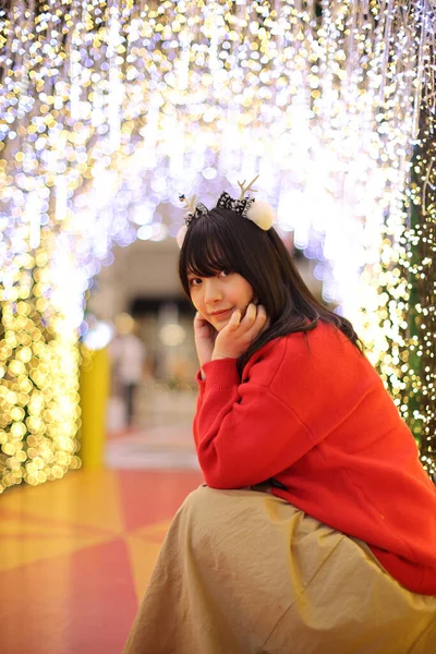 Hermosa Mujer Joven Asiática Con Suéter Rojo Con Luz Árbol —  Fotos de Stock