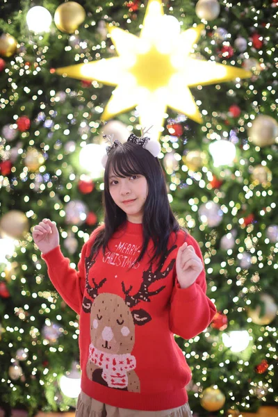 Красивая Азиатская Молодая Женщина Красном Свитере Рождественской Елкой — стоковое фото