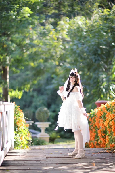 白いロリータのドレスを着た美しい若い女性 日本のファッション — ストック写真