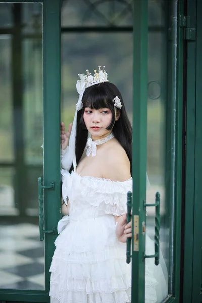 漂亮的年轻女子 白色的罗莉塔裙配上欧洲花园的日本时装 — 图库照片