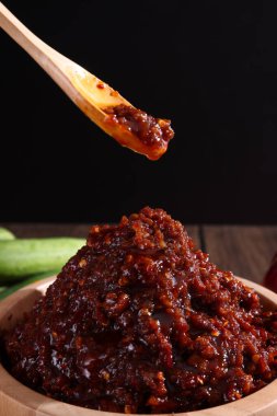 Biberli domuz eti, ahşap arka planda izole edilmiş Tayland yemeği sosu.