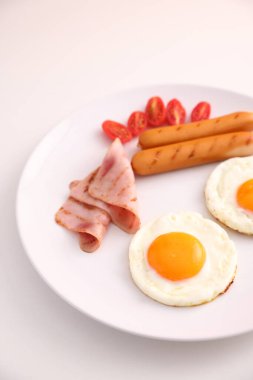 Stüdyoda kızarmış jambon ve sosisli kahvaltı.