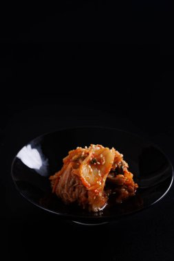 Siyah arka planda izole edilmiş Kore yemeği lahana kimchi 'si.
