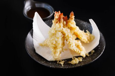 Karides tempura Japon yemekleri siyah arka planda izole.