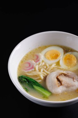 Japon eriştesi, siyah arka planda izole edilmiş.