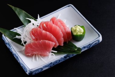 Siyah arkaplanda izole edilmiş ton balığı sashimi.