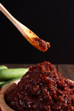 Biberli domuz eti, ahşap arka planda izole edilmiş Tayland yemeği sosu.