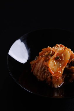 Siyah arka planda izole edilmiş Kore yemeği lahana kimchi 'si.