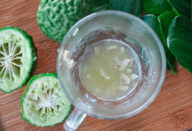 Bergamot veya kaffir limonu taze sıkılmış meyve suyu