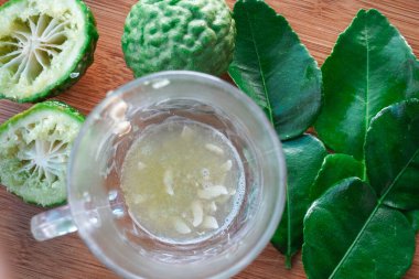 Bergamot veya kaffir limonu taze sıkılmış meyve suyu