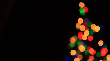 Noel ağacı çelengi görüntüsü bulanık ışıklar yavaş yavaş soluyor boş siyah arkaplanda