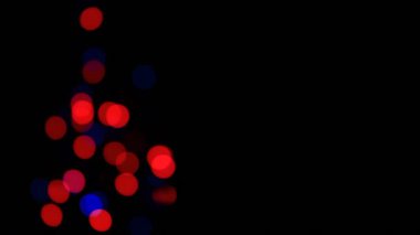 Noel ağacı çelengi görüntüsü bulanık ışıklar yavaş yavaş soluyor boş siyah arkaplanda