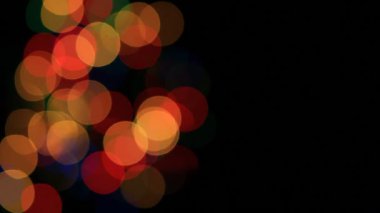 Noel ağacı çelengi görüntüsü bulanık ışıklar yavaş yavaş soluyor boş siyah arkaplanda