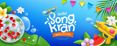 Songkran festivali Tayland, yasemin, su ve çiçek kasesi, hindistan cevizi yaprağı, muz yaprağı, silah suyu, su damlası ve bayrak afişleri mavi arka planda, Eps 10 vektör illüstrasyonu