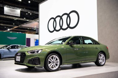 Audi A4 Avant 45 TFSI quattro S serisi Simge Black 21 Mart 2023 tarihinde Bangkok Uluslararası Otomobil Fuarı 'nda sergilenmektedir..